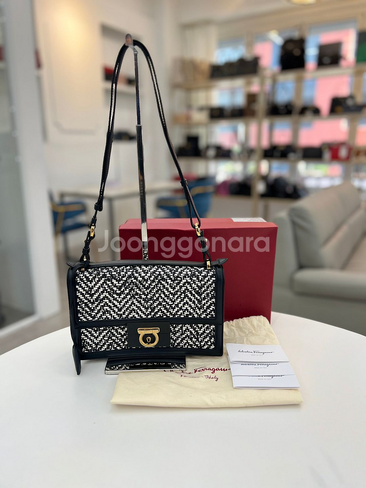 [중고명품 럭스올 울산점]페레가모 간치니 금장 에일린 숄더백--5