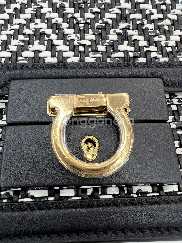 [중고명품 럭스올 울산점]페레가모 간치니 금장 에일린 숄더백--9