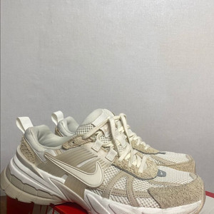 나이키 v2k 베이지색 런닝화