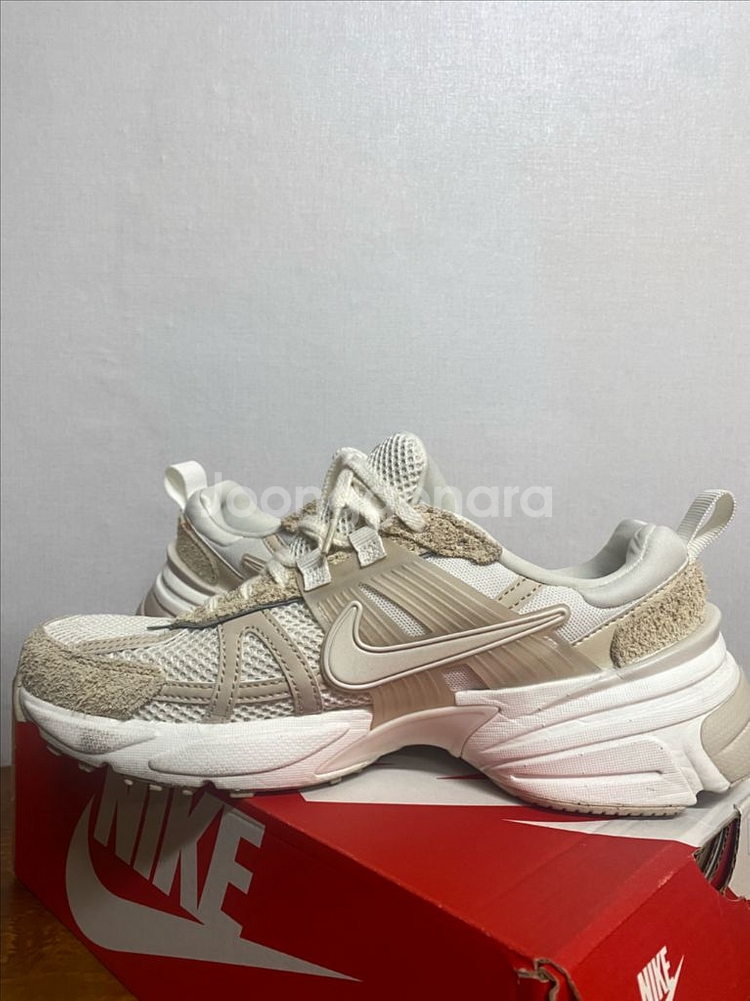 나이키 v2k 베이지색 런닝화--1