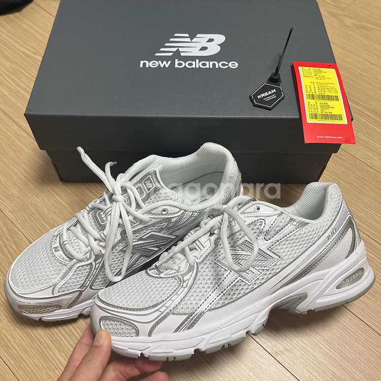 뉴발란스 740운동화 화이트실버 255사이즈--1