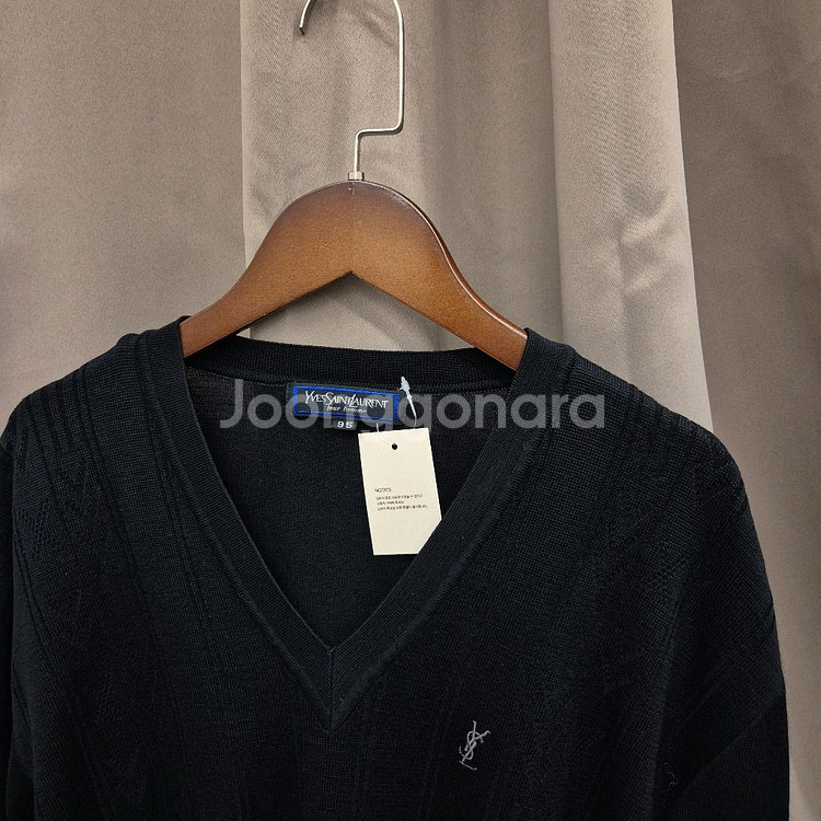 입생로랑 블랙 V넥 니트 스웨터--1