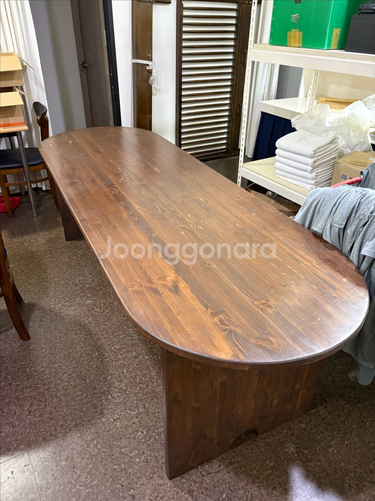 소년과 나무 테이블 + 의자 6개 세트--0