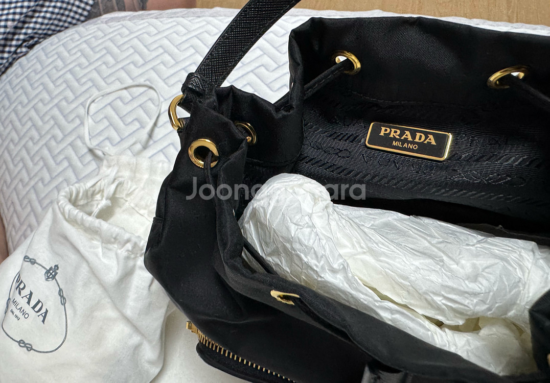 (새것같은 중고)프라다 버킷백 나일론 블랙 정품판매--0