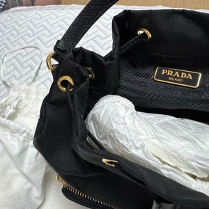 (새것같은 중고)프라다 버킷백 나일론 블랙 정품판매