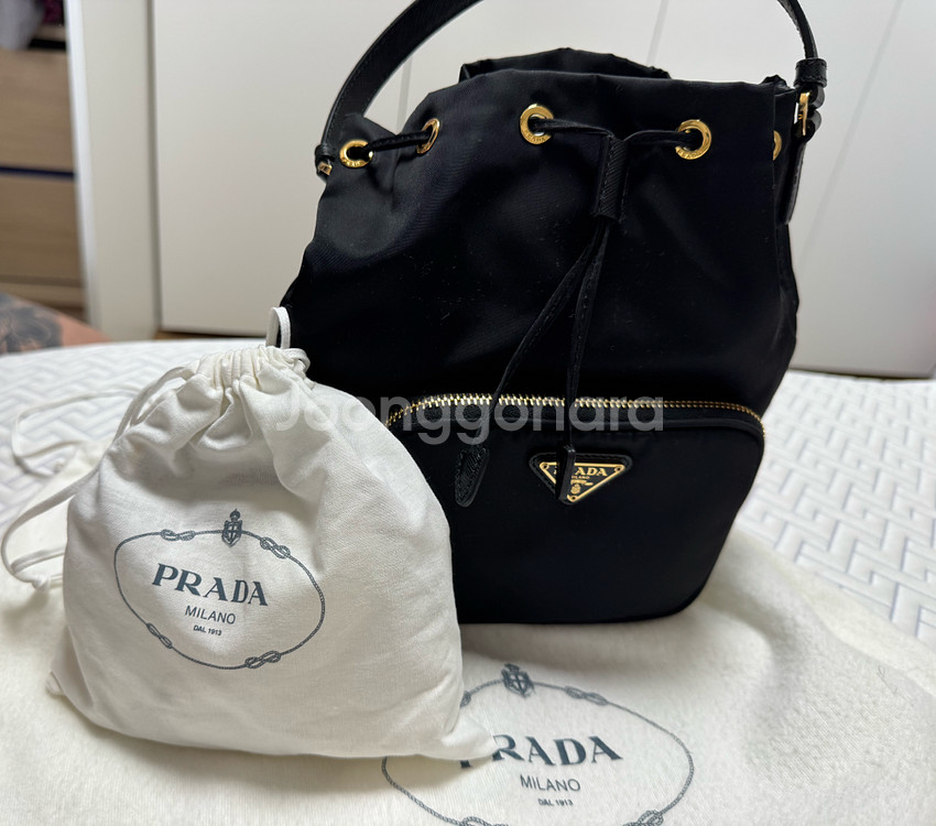 (새것같은 중고)프라다 버킷백 나일론 블랙 정품판매--2