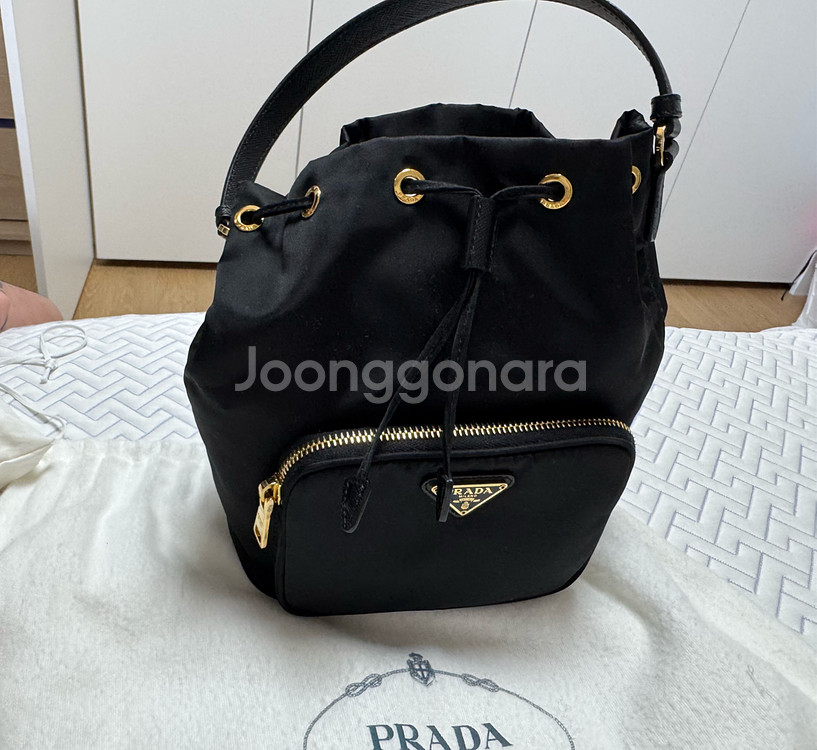 (새것같은 중고)프라다 버킷백 나일론 블랙 정품판매--3