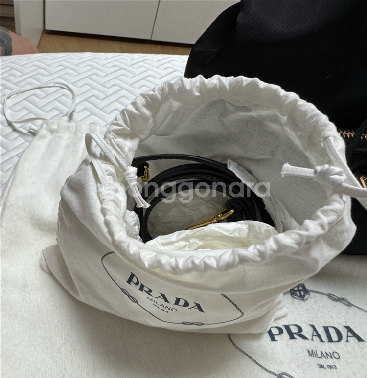 (새것같은 중고)프라다 버킷백 나일론 블랙 정품판매--1