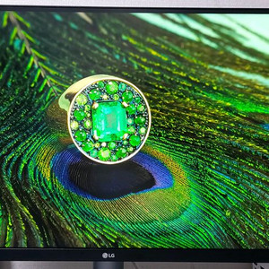 LG 27UP650 LED UHD 모니터 작은흠집 있습니다.