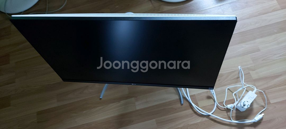 LG 27UP650 LED UHD 모니터 미세한 흠집 있습니다.--8