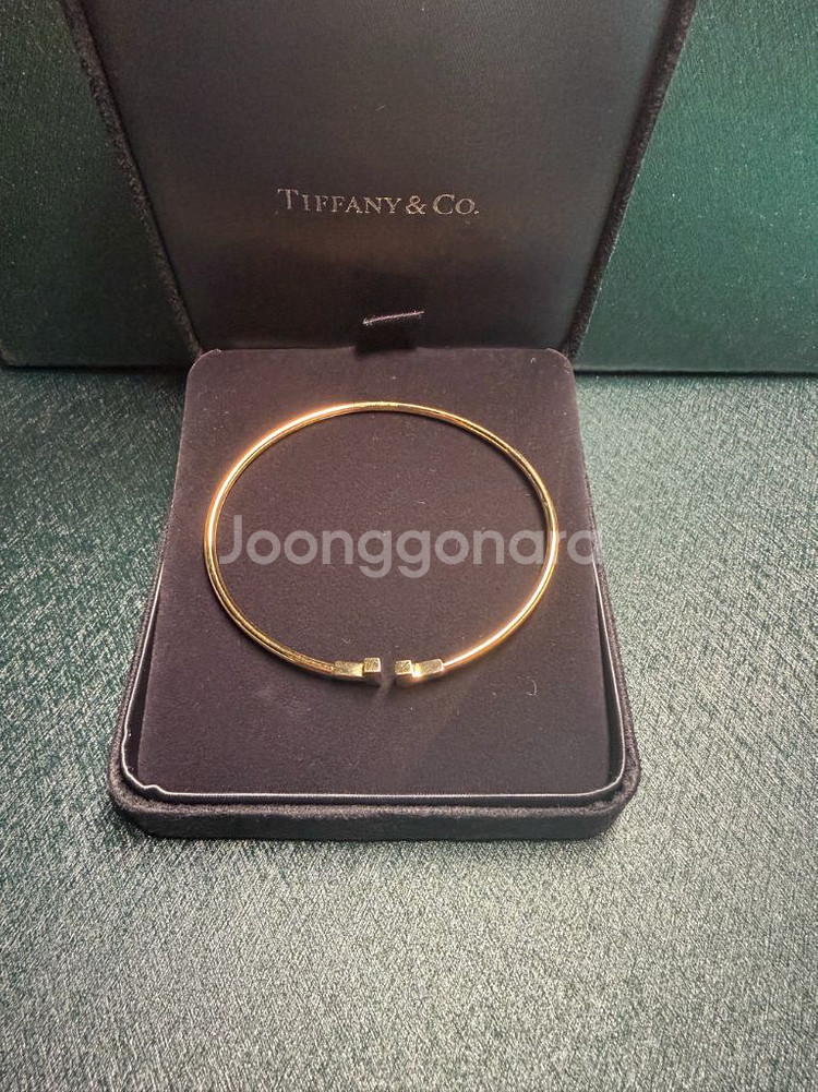 티파니앤코 18k 네로우 T 와이어 팔찌--0