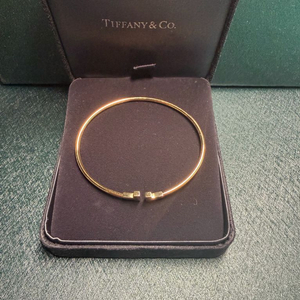 티파니앤코 18k 네로우 T 와이어 팔찌