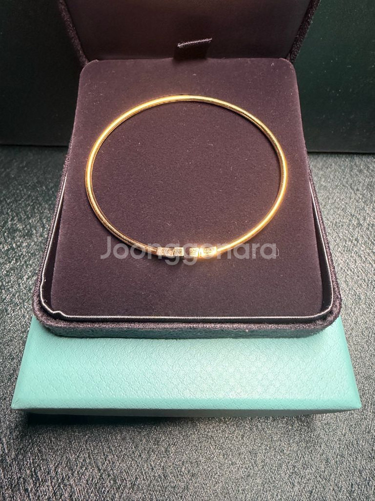 티파니앤코 18k 네로우 T 와이어 팔찌--3