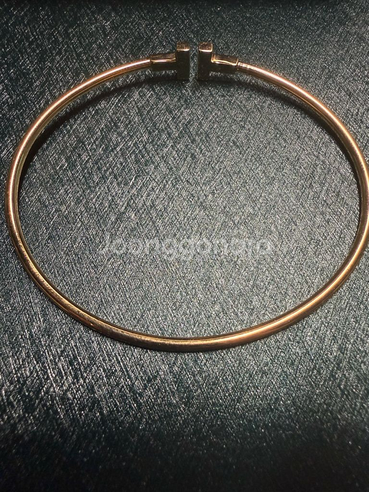 티파니앤코 18k 네로우 T 와이어 팔찌--1