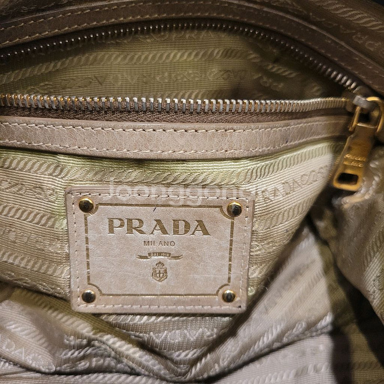 프라다 비텔로 샤인 레더 토트백--7