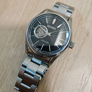 세이코 오픈하트 블랙 손목시계