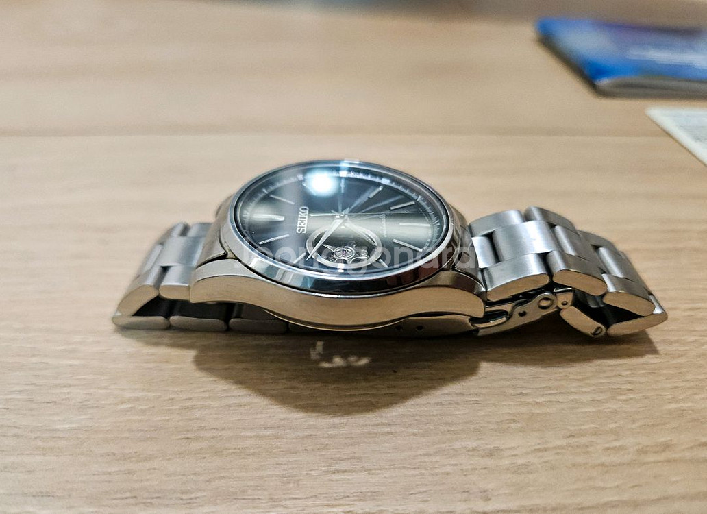 세이코 오픈하트 블랙 손목시계--3