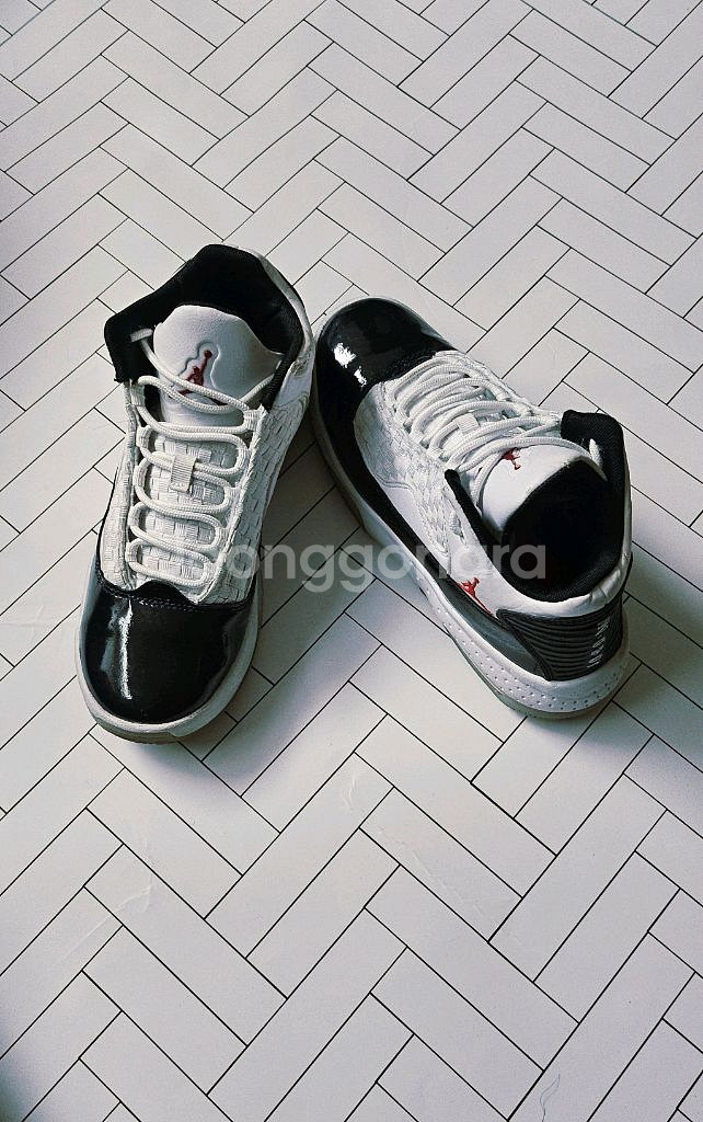 (정품)조던 맥스 아우라2 GS 화이트 짐레드 24.5--3