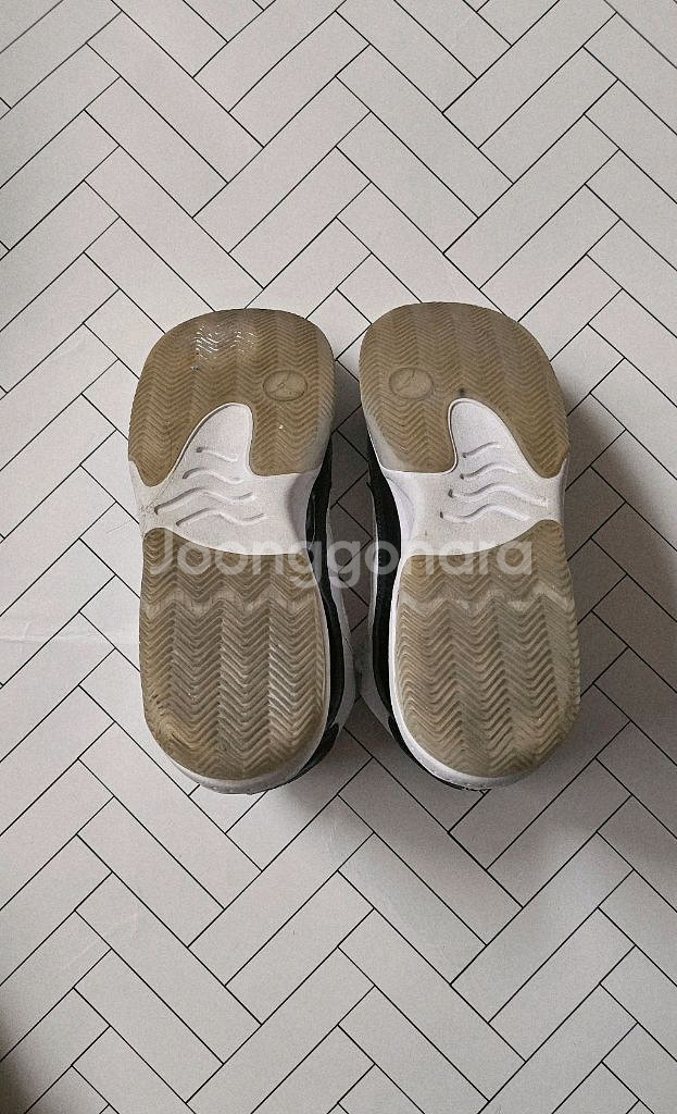 (정품)조던 맥스 아우라2 GS 화이트 짐레드 24.5--9