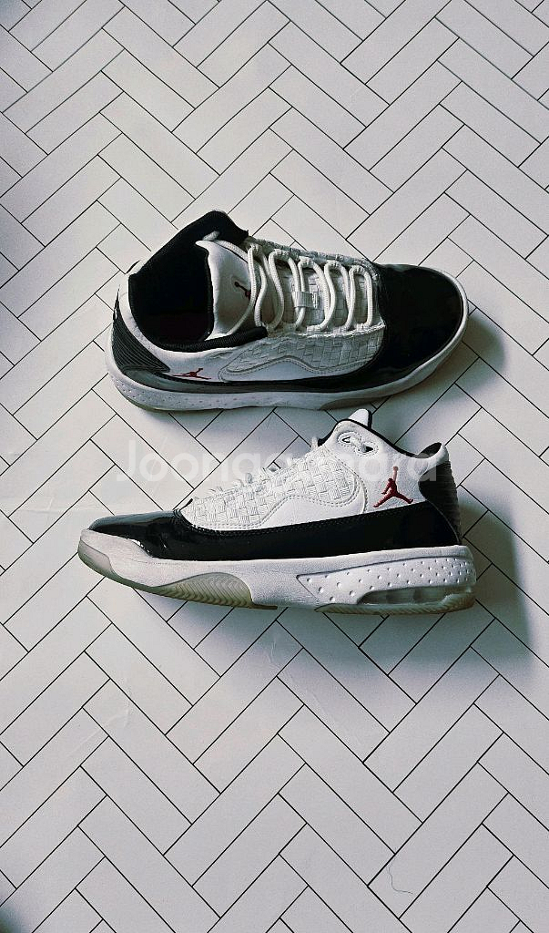 (정품)조던 맥스 아우라2 GS 화이트 짐레드 24.5--6