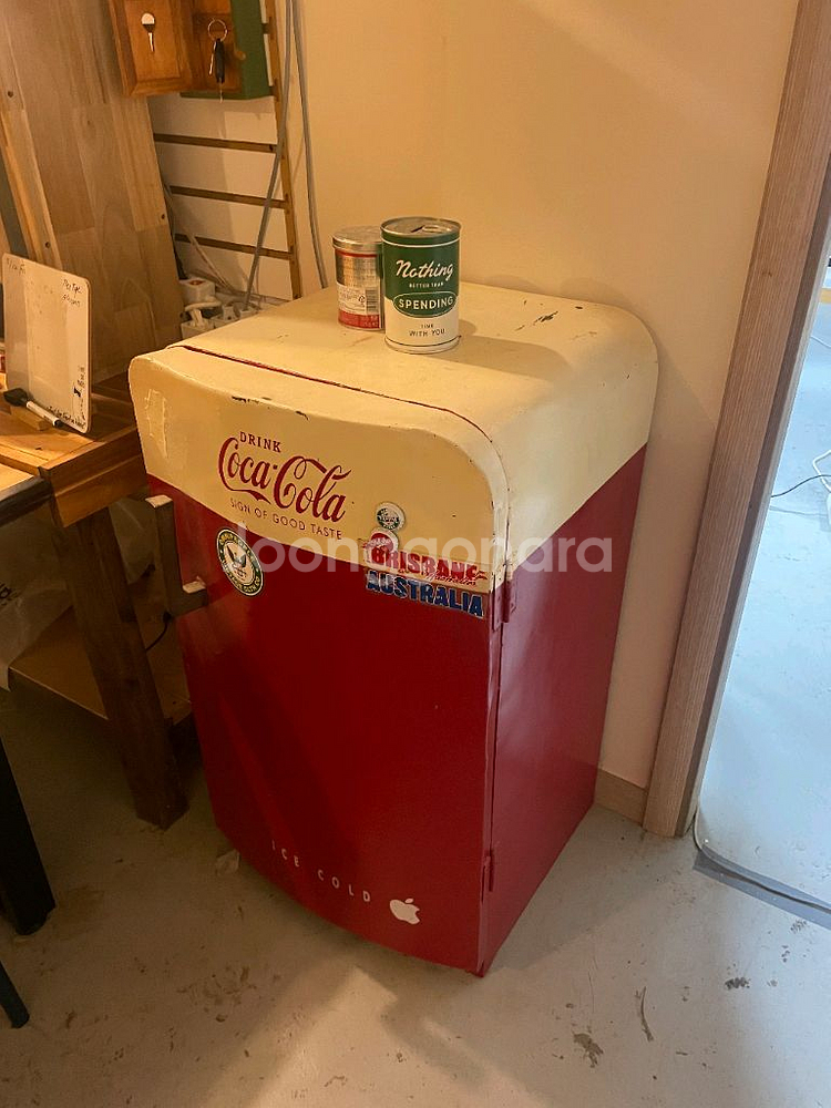 빈티지 레트로 감성의 코카콜라 냉장고 모양 철제 장식장 수납장--1