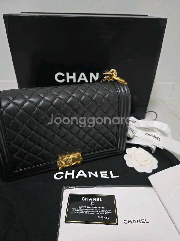 샤넬 보이백 금장 미듐(3회 착용.구성품다있음)--0