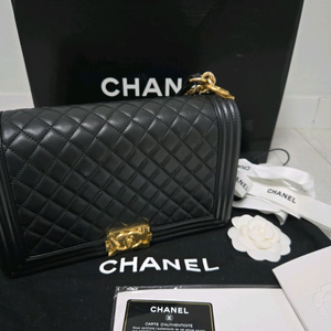 샤넬 보이백 금장 미듐(3회 착용.구성품다있음)