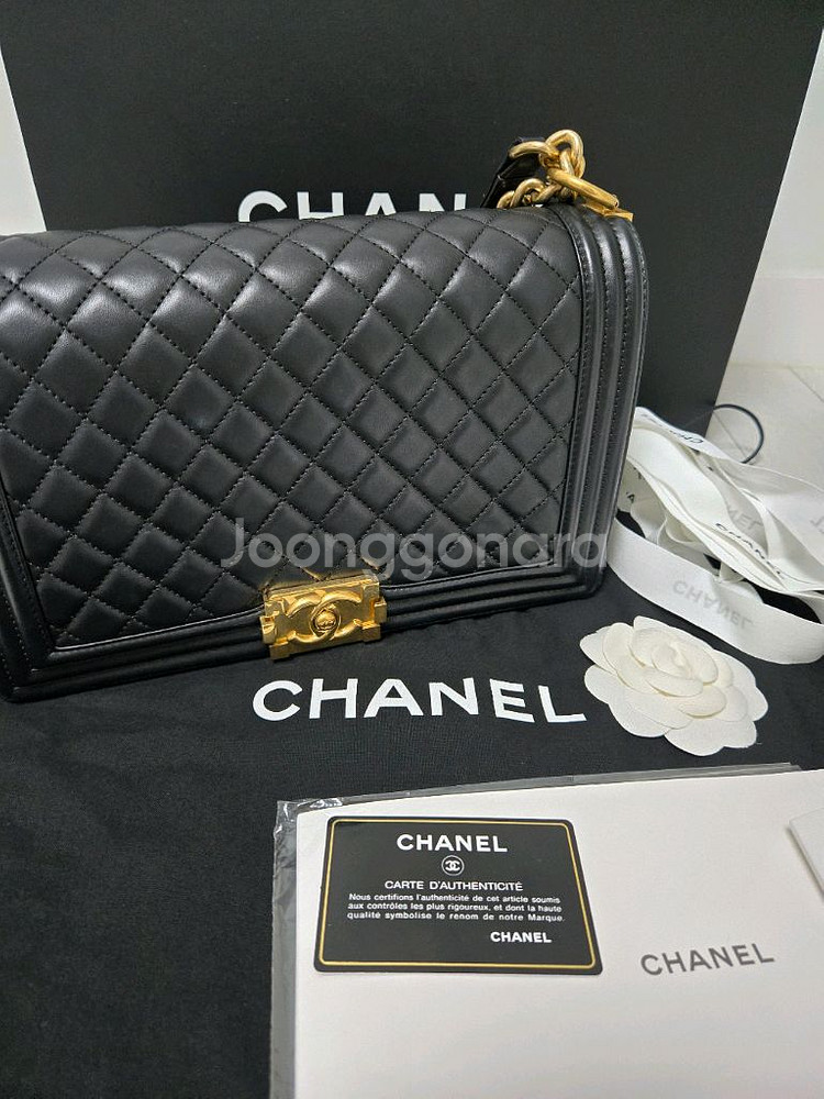 샤넬 보이백 금장 미듐(3회 착용.구성품다있음)--1