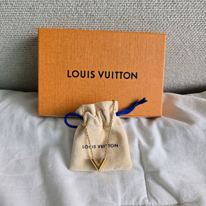 루이비통 에센셜 V 목걸이 골드