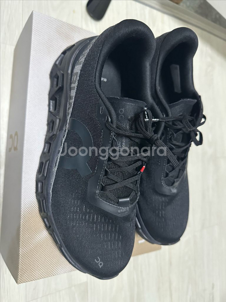 온러닝 블랙 클라우드몬스터2 255(정품 급쳐요)--0