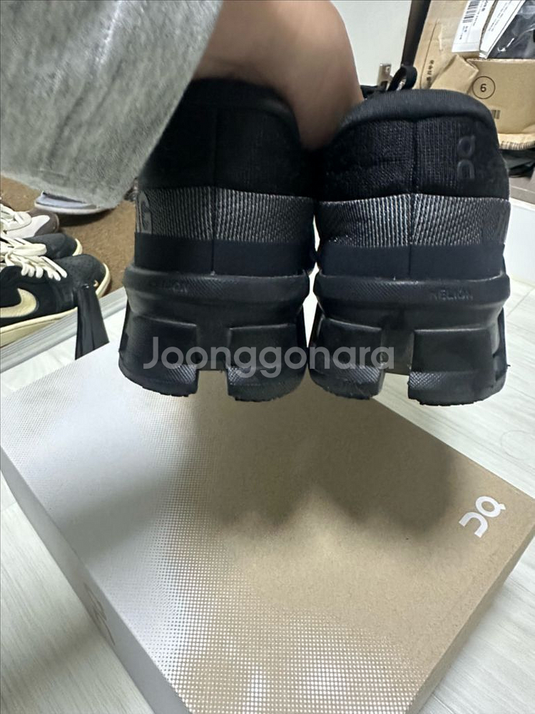 온러닝 블랙 클라우드몬스터2 255(정품 급쳐요)--1