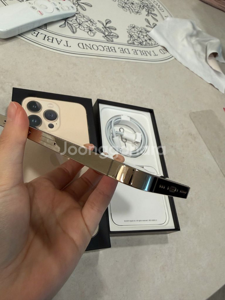 아이폰13프로 골드 128GB (정품 맥세이프 가죽케이스 포함)--4