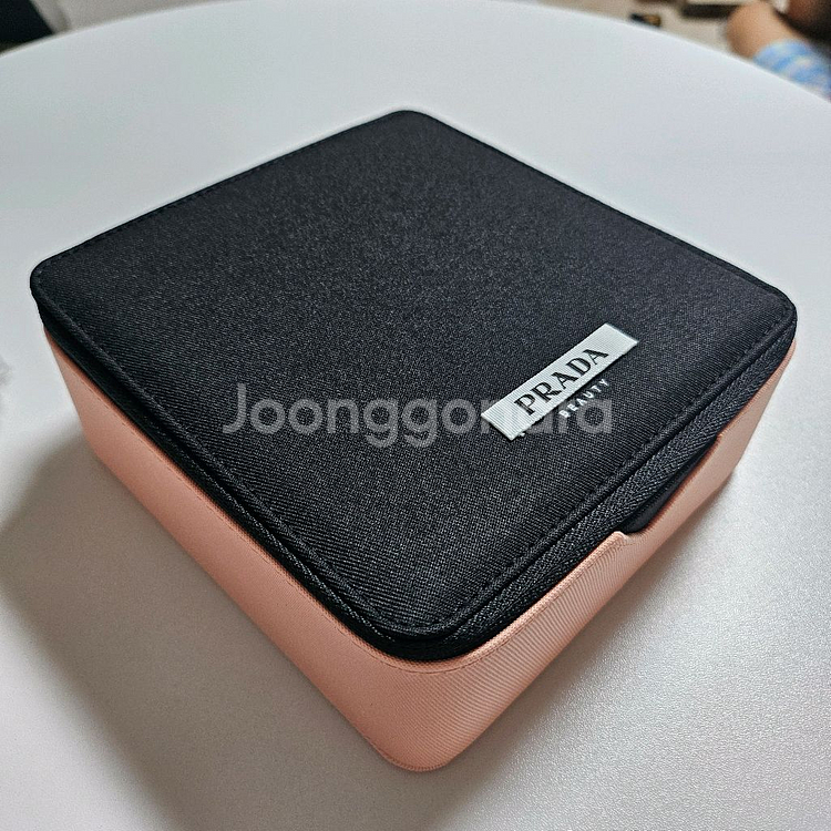 프라다 뷰티 사각 파우치 새제품--0