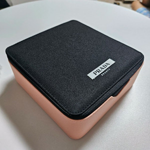 프라다 뷰티 사각 파우치 새제품