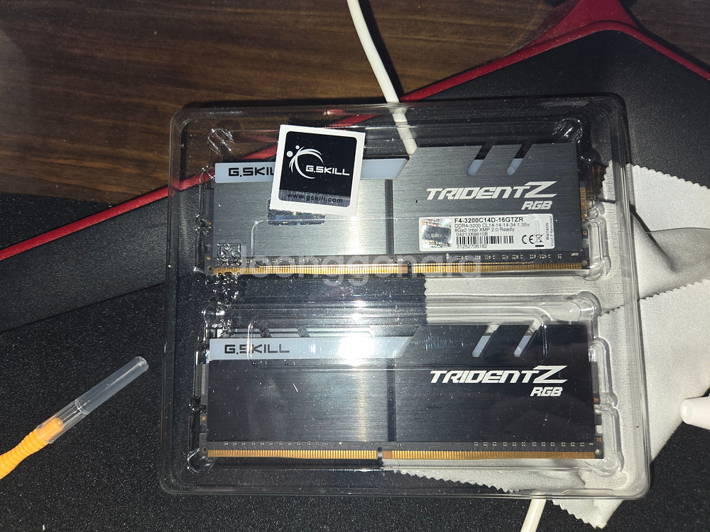 DDR4 CL14 TRIDENT Z RGB (8*2 = 16GB) 램 판매합니다.--0