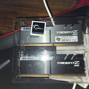 DDR4 CL14 TRIDENT Z RGB (8*2 = 16GB) 램 판매합니다.