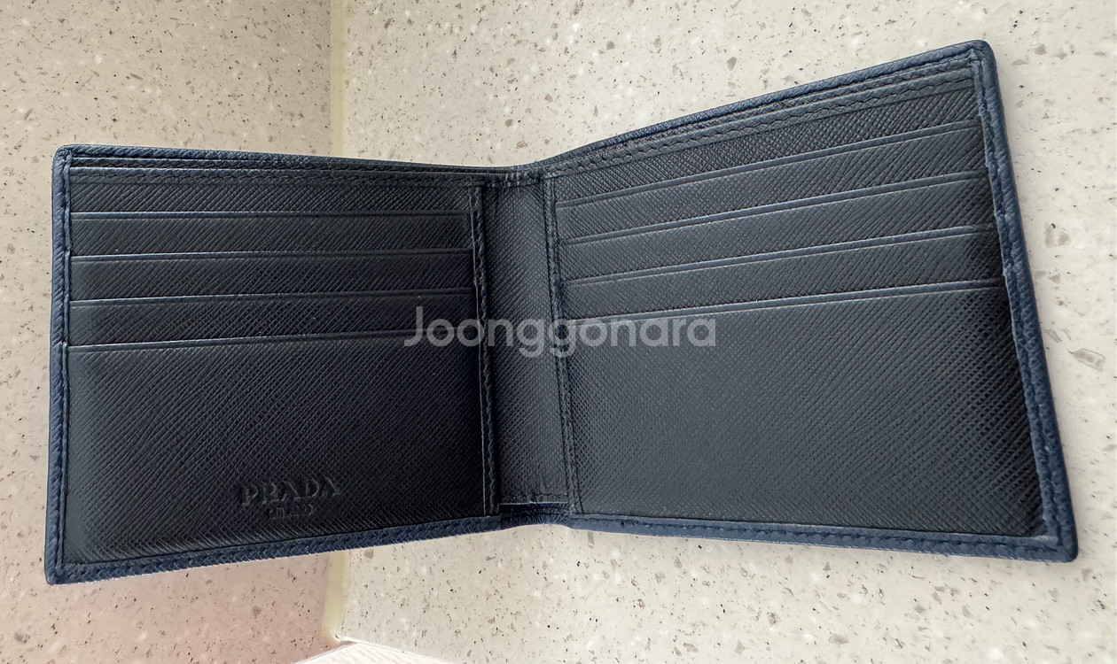 (정품) 프라다 남성 반지갑 네이비--1