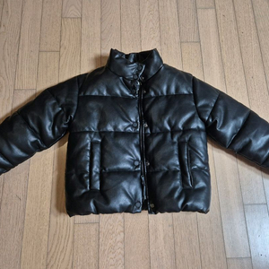 자라 키즈 블랙 가죽패딩 판매합니다.
