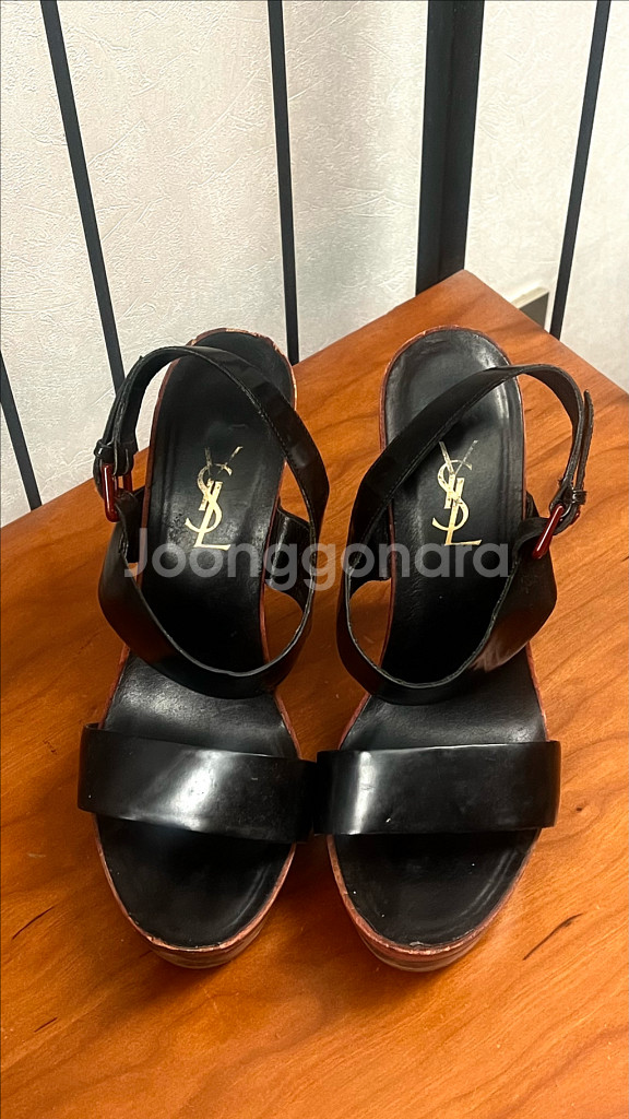 YSL 입생로랑 블랙 가죽 가보시 스트랩 샌들 245--6