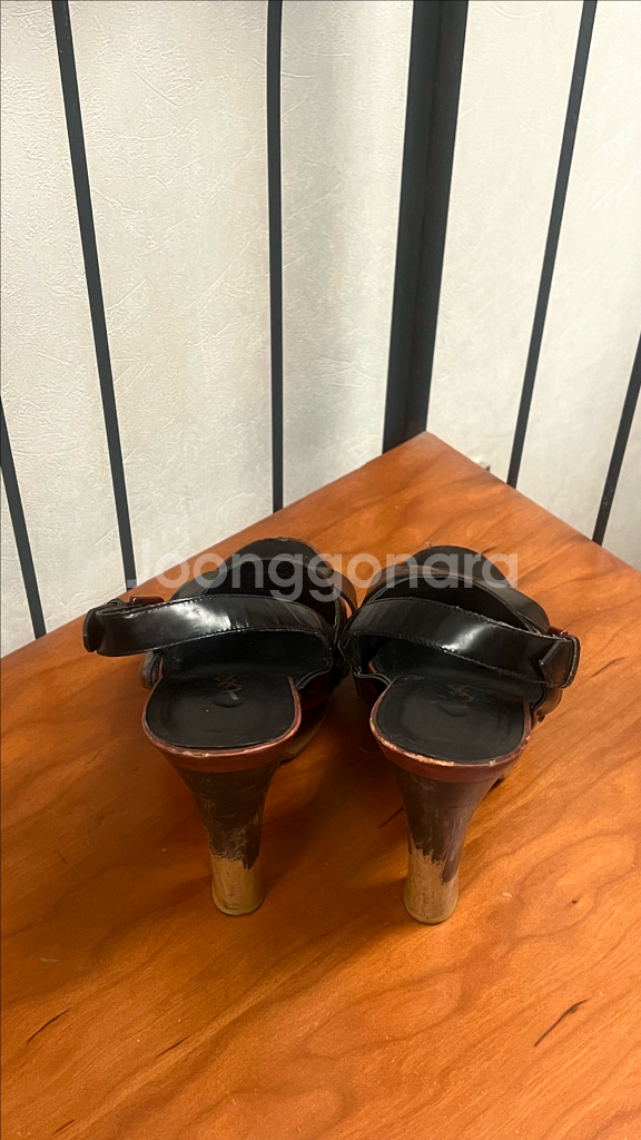 YSL 입생로랑 블랙 가죽 가보시 스트랩 샌들 245--7