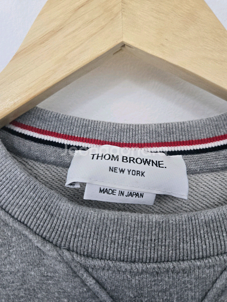 톰브라운 맨투맨 사선완장 3사이즈--2