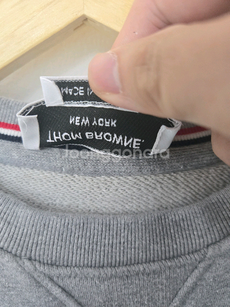 톰브라운 맨투맨 사선완장 3사이즈--3