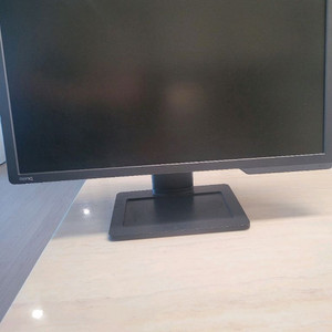 벤큐 XL2411P 24인치 게이밍 모니터입니다