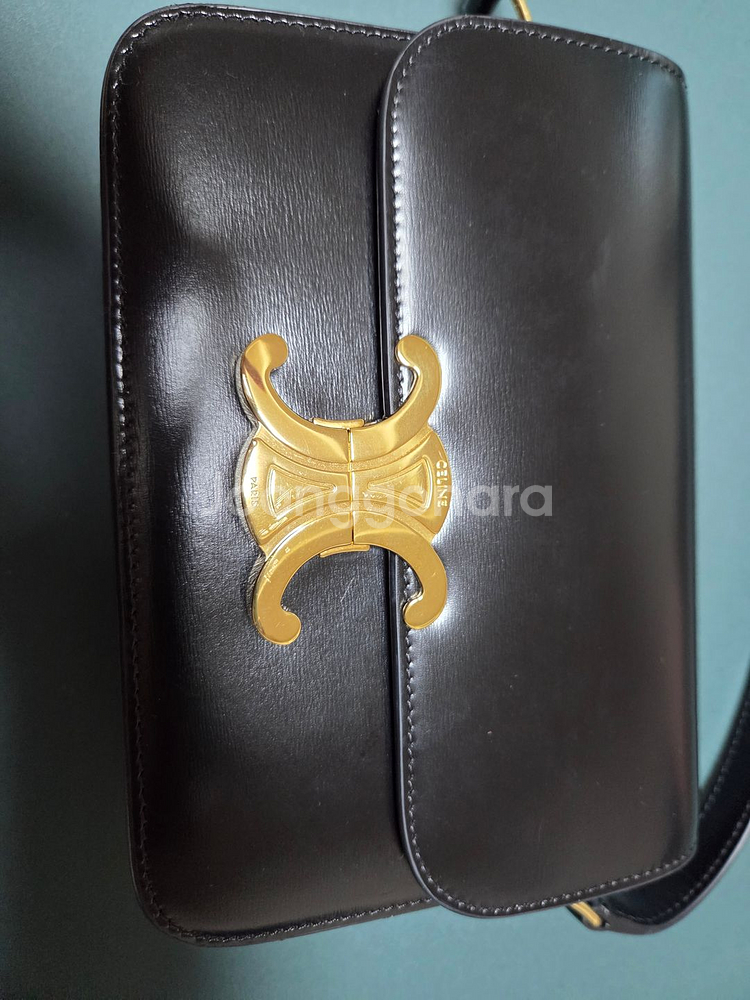 셀린느 샤이니 카프스킨 틴 트리옹프 백 블랙--2