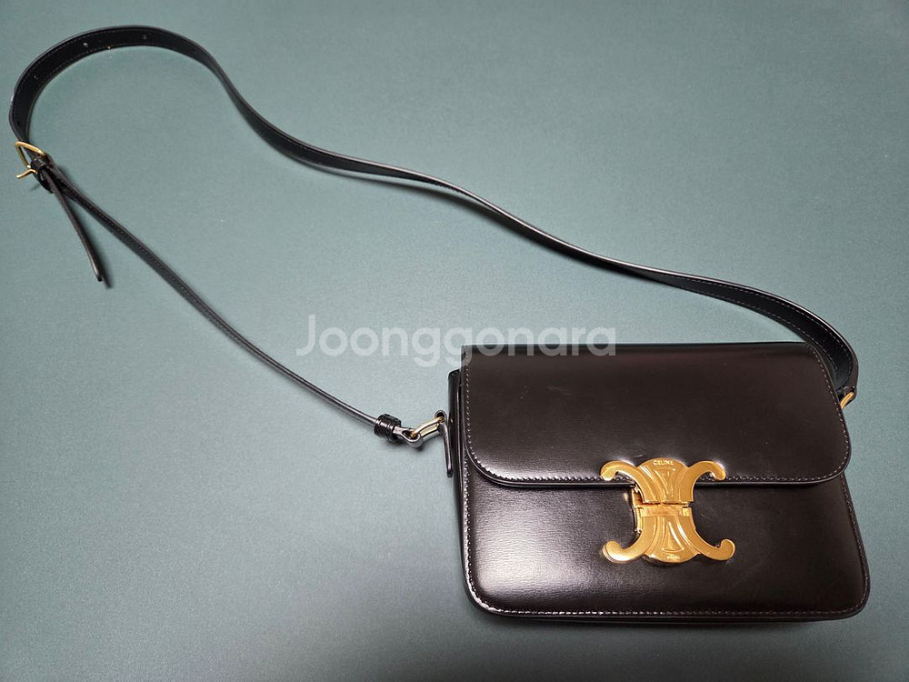 셀린느 샤이니 카프스킨 틴 트리옹프 백 블랙--3