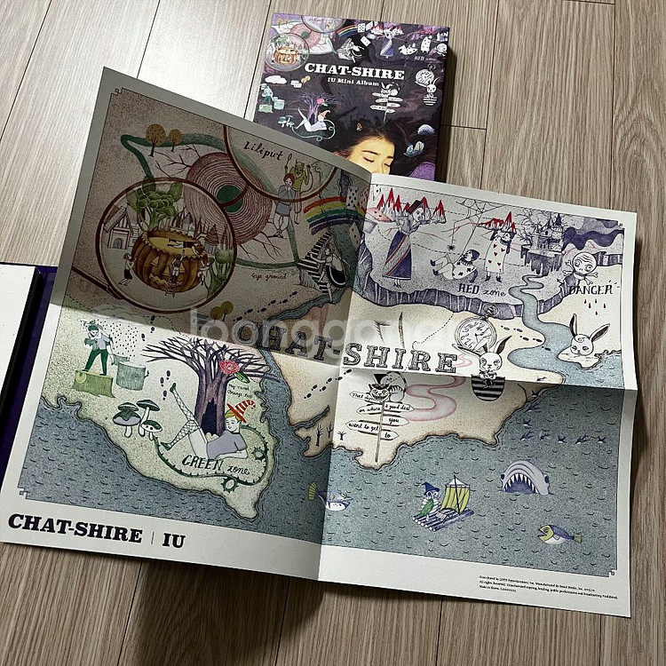 아이유 미니 4집 챗셔 CHAT-SHIRE 앨범--8
