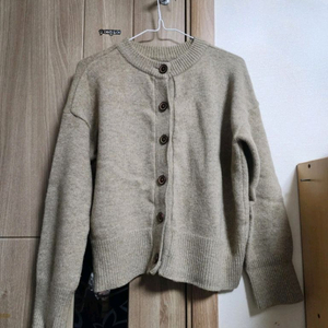 베이지색 라운드넥 니트 가디건