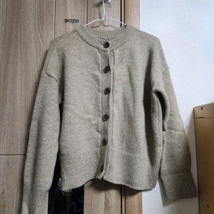 베이지색 라운드넥 니트 가디건