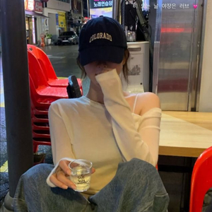 소버샵 버튼 오프 숄더 니트