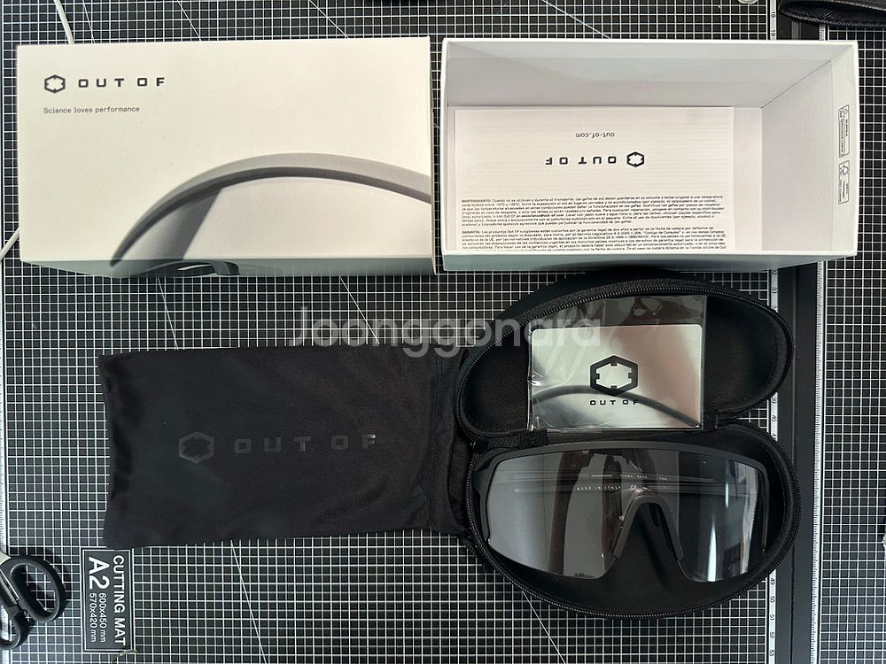 아웃오브(OUTOF) Piuma 레귤러타입 변색 고글--0